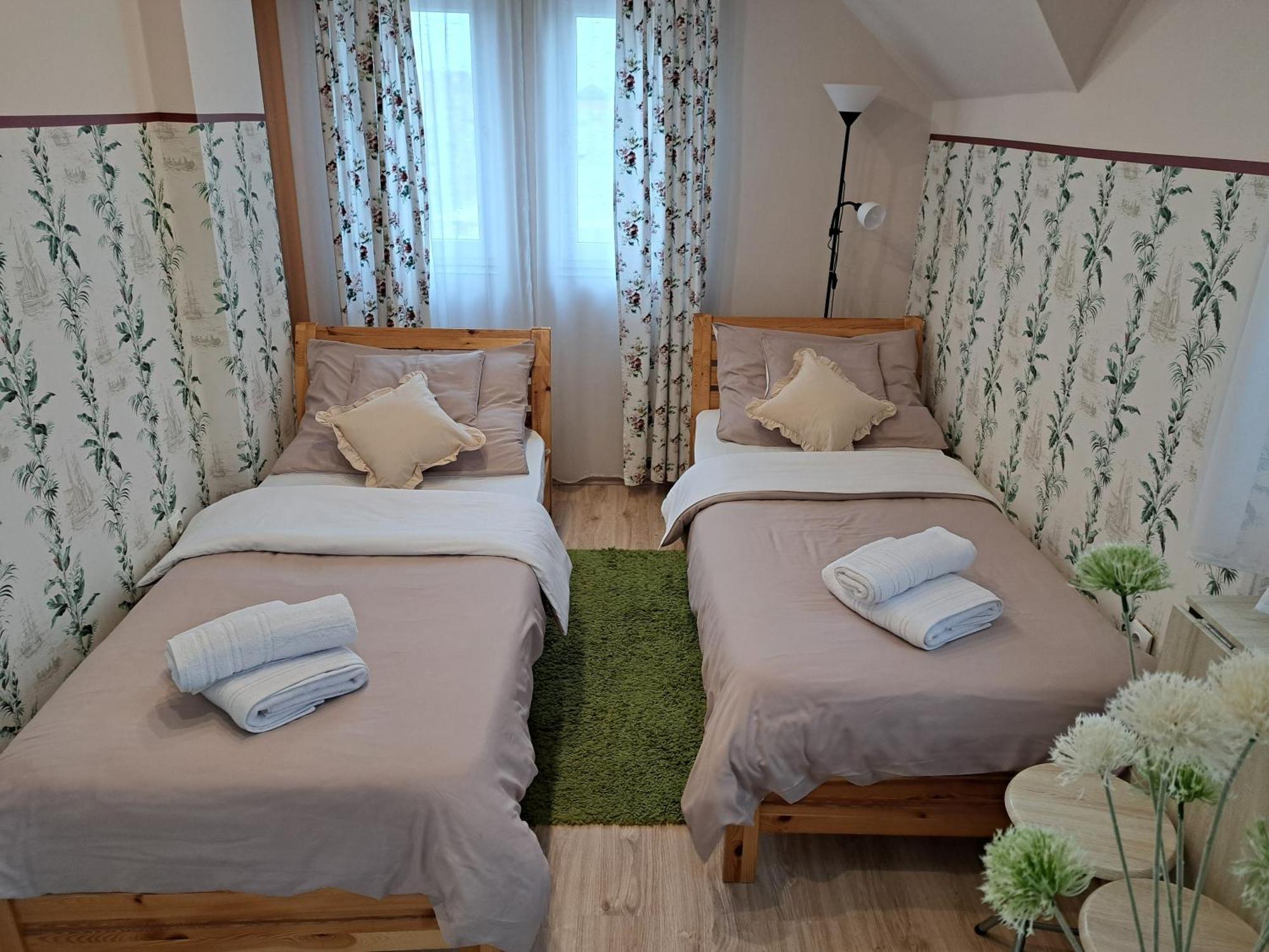 Orient Apartmanhaz Eger Zewnętrze zdjęcie