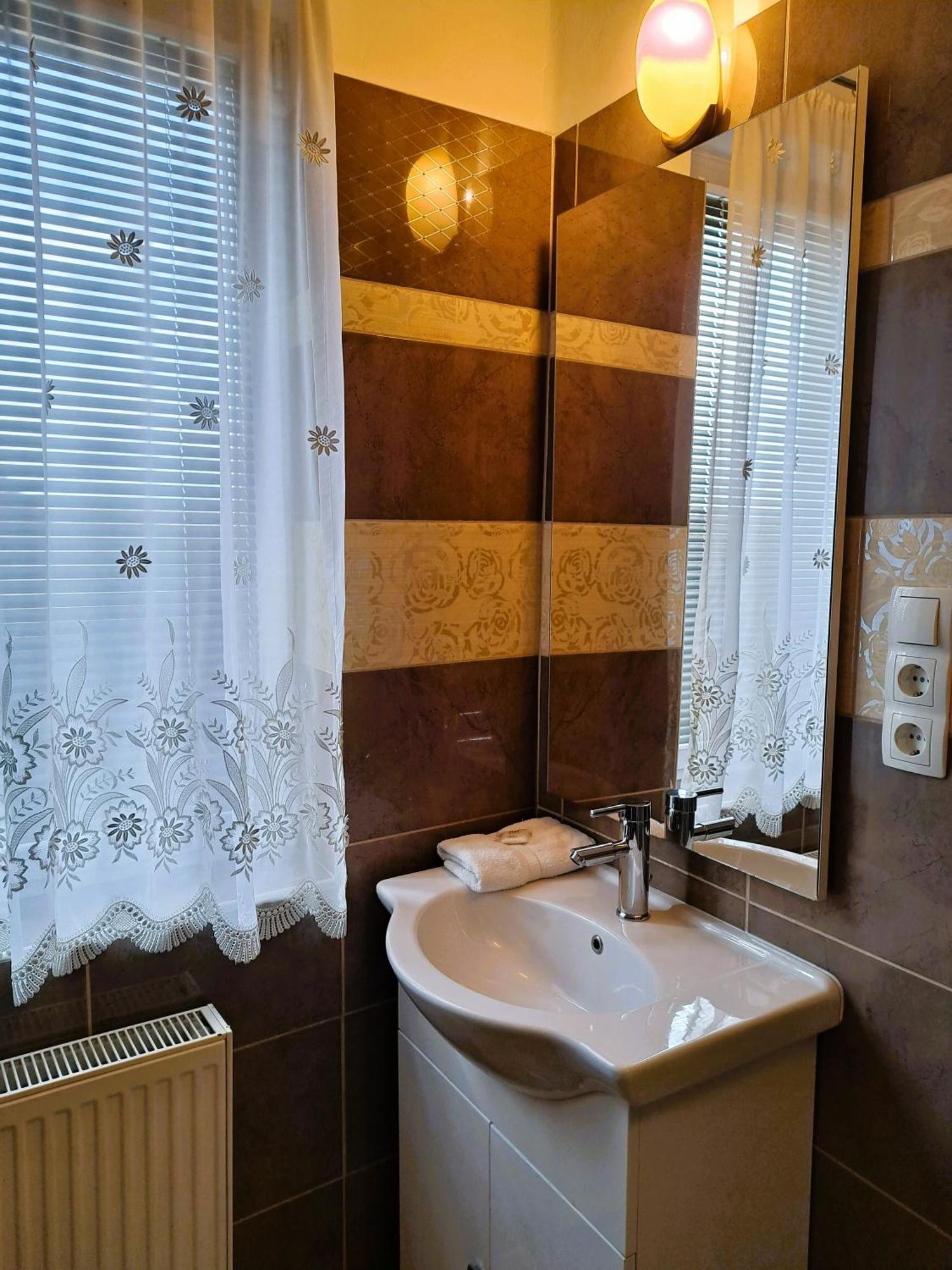 Orient Apartmanhaz Eger Zewnętrze zdjęcie
